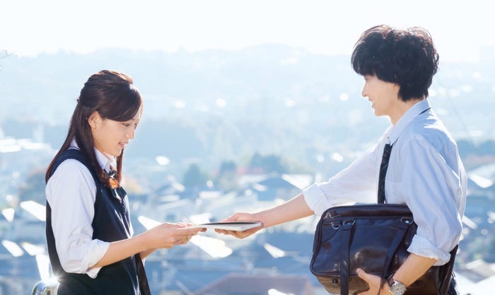川口春奈と山崎賢人(C)2017 葉月抹茶/スクウェアエニックス・映画「一週間フレンズ。」製作委員会