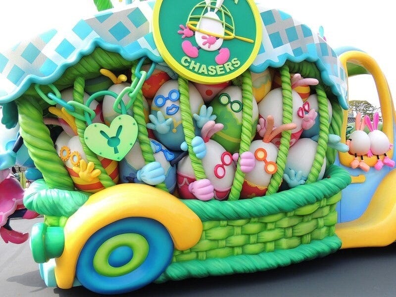 「うさたま大脱走!」のフロート。“うさたま”たちがギュウギュウです