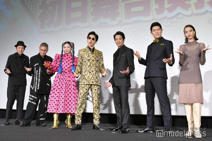 (左から)宮藤官九郎、三池崇史監督、仲里依紗、生田斗真、堤真一、鈴木亮平、滝沢カレン(C)モデルプレス
