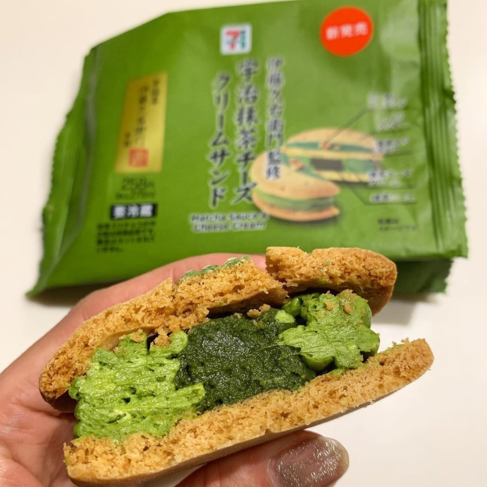 セブンイレブンの宇治抹茶チーズクリームサンドの断面写真