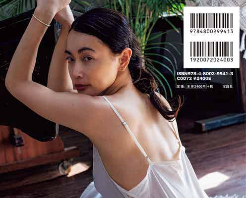 長谷川京子、16年ぶり写真集が2度目の重版 美背中大胆ショット公開<Just as a flower>