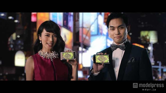 (左から)柴咲コウ、柳楽優弥/クラッシュ・オブ・クランCM「世界各国」篇より