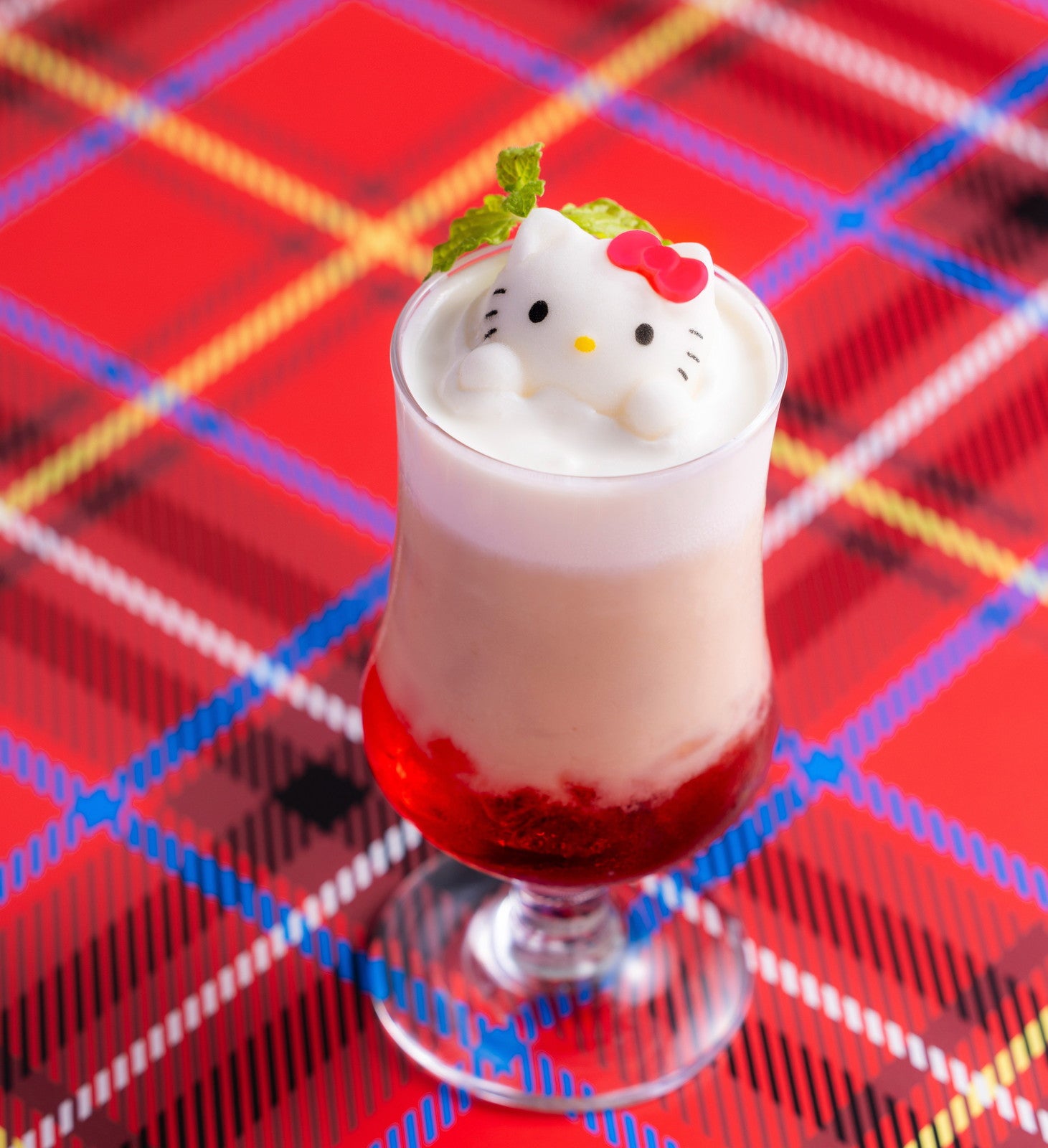 オリジナルドリンク「ハローキティのフルーツミルクティー」1,850円（提供写真）