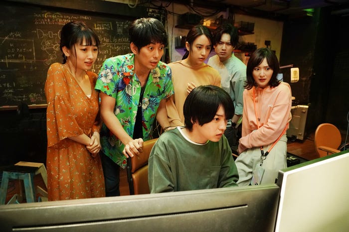 (手前から時計回りに)西畑大吾、川添野愛、平岡祐太、山本美月、⽔⽯亜⾶夢、生駒里奈(C)2023「忌怪島/きかいじま」製作委員会