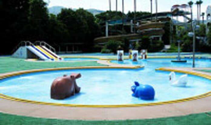 「幼児プール」の3つの円形プールの水深は20cm、30cm、40cm