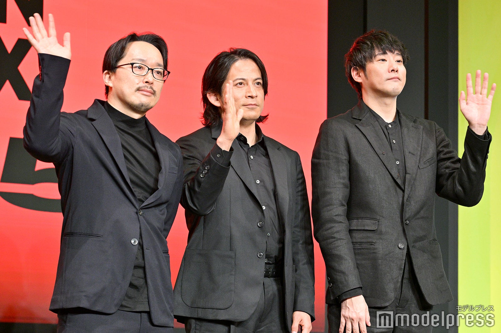 髙橋信一氏、岡田准一、藤井道人監督（C）モデルプレス