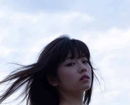 小芝風花、セクシーに初挑戦した姿も 写真集「F」未公開版が完成