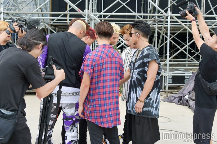 本番直前、円陣を組むGENERATIONS from EXILE TRIBE(C)モデルプレス