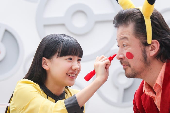 芦田愛菜、浅野忠信/新CMメイキングより (提供写真)