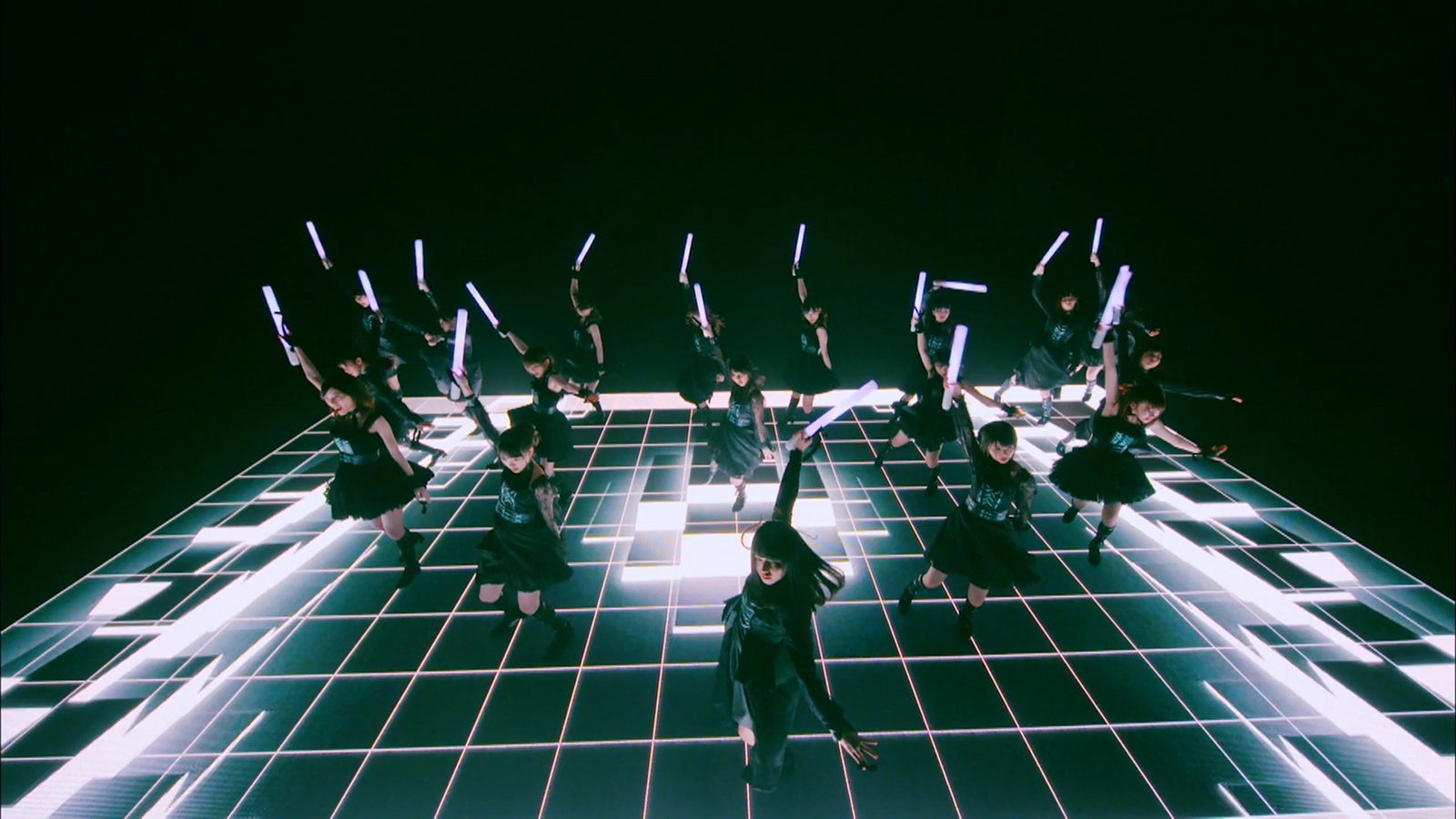 坂道AKB「国境のない時代」MVより（C）AKS／キングレコード