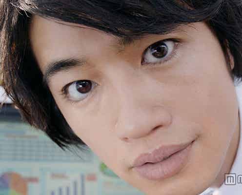 斎藤工がスーツ姿で大接近「集中できない」の声も