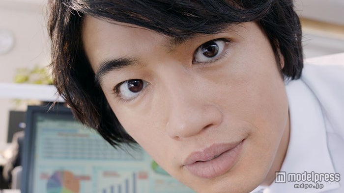 斎藤工がスーツ姿で大接近 集中できない の声も モデルプレス 斎藤工がスーツ姿で大接近 集中できない の声も モデルプレス