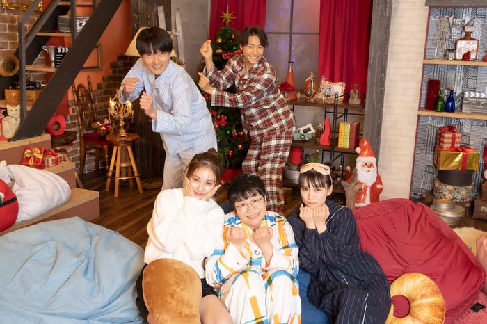 (後列左から)福徳秀介、小森隼(前列左から)谷まりあ、近藤春菜、あ~ちゃん「恋愛ドラマな恋がしたい in NEW YORK」(C)AbemaTV, Inc.