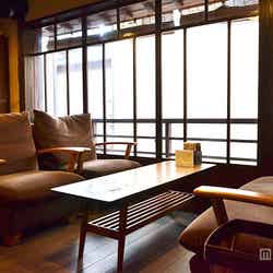 日当たりの良いテーブル席でゆったりと過ごせる/画像提供:茶房素心