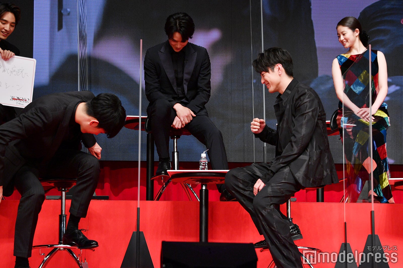 杉野遥亮、ハプニング発生 ※マイクの受信機が落下（C）モデルプレス
