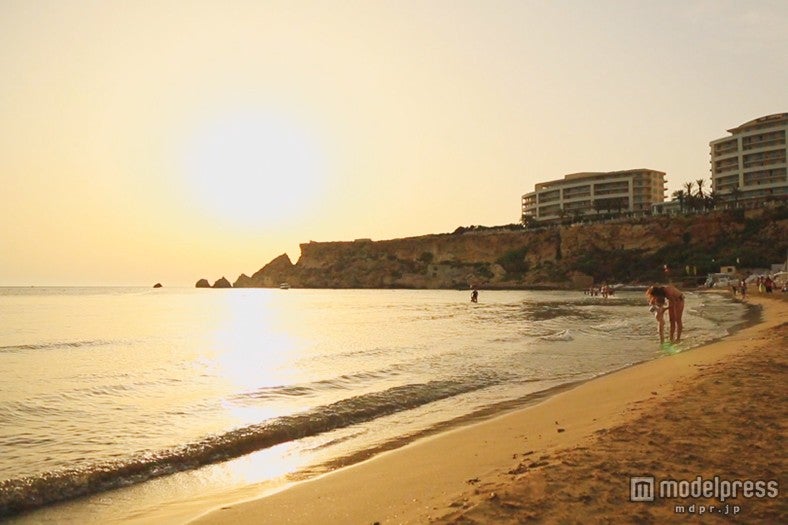 マルタ西部の夕陽の名所・ゴールデンベイはカップルにぴったり／画像提供：TBS