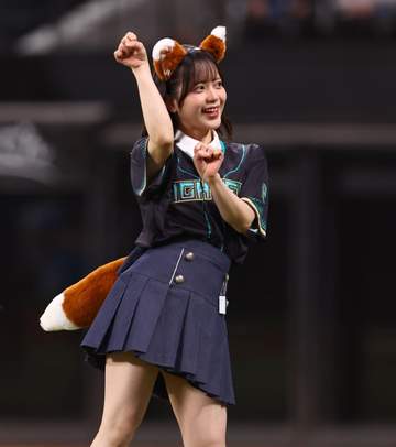 「可愛すぎて絶句した」エスコン降臨の美女、スカート揺らし衝撃のきつねダンス ネット騒然「やっぱりメジャーアイドルは」「世界一可愛いきつねダンス」