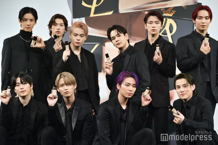 (後列)佐藤景瑚、金城碧海、鶴房汐恩、豆原一成、河野純喜、與那城奨(前列)木全翔也、白岩瑠姫、川尻蓮、川西拓実 (C)モデルプレス