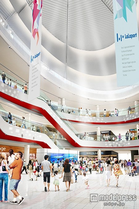 「ららぽーとEXPOCITY」の中央にあるイベントステージを備えた巨大な吹抜け空間「光の広場」／画像提供：三井不動産