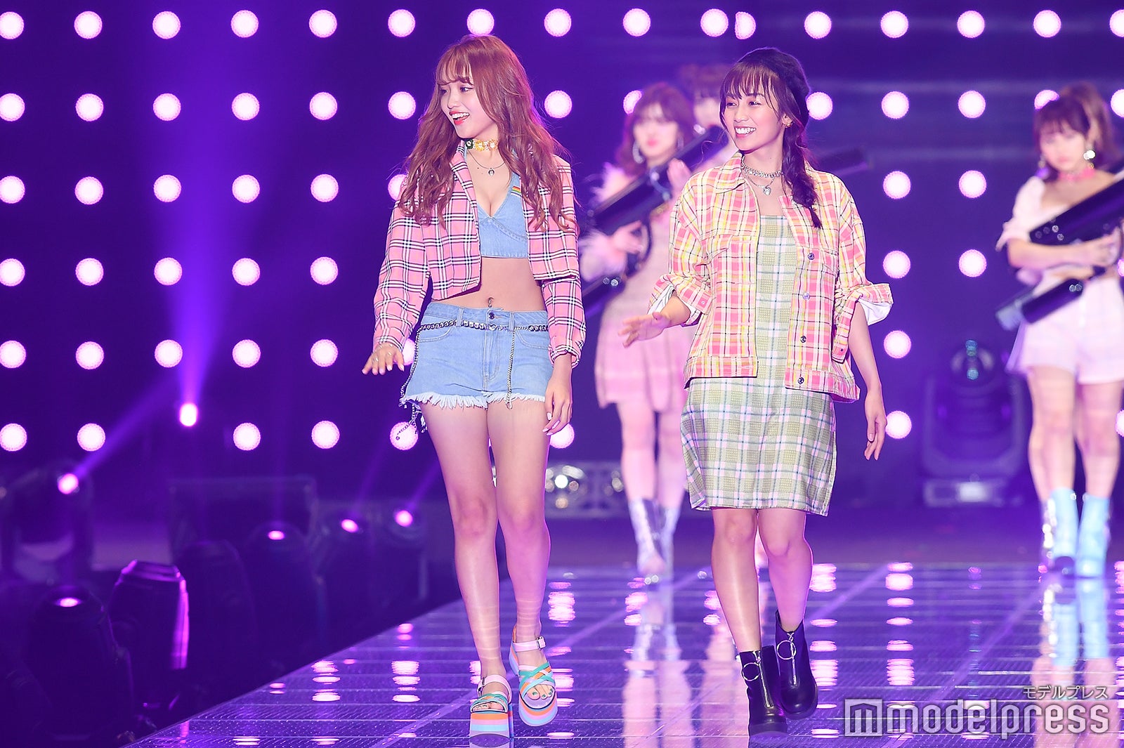 （左から）ねお、黒木ひかり（C）モデルプレス