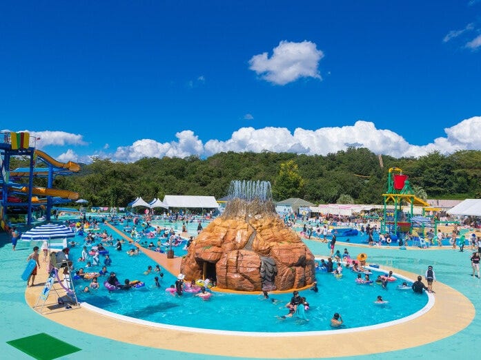 「モンプルぐるぐる」は1周約190mで、途中に「ぐるぐるの滝」「ぐるぐる火山島」などの仕掛けがあります