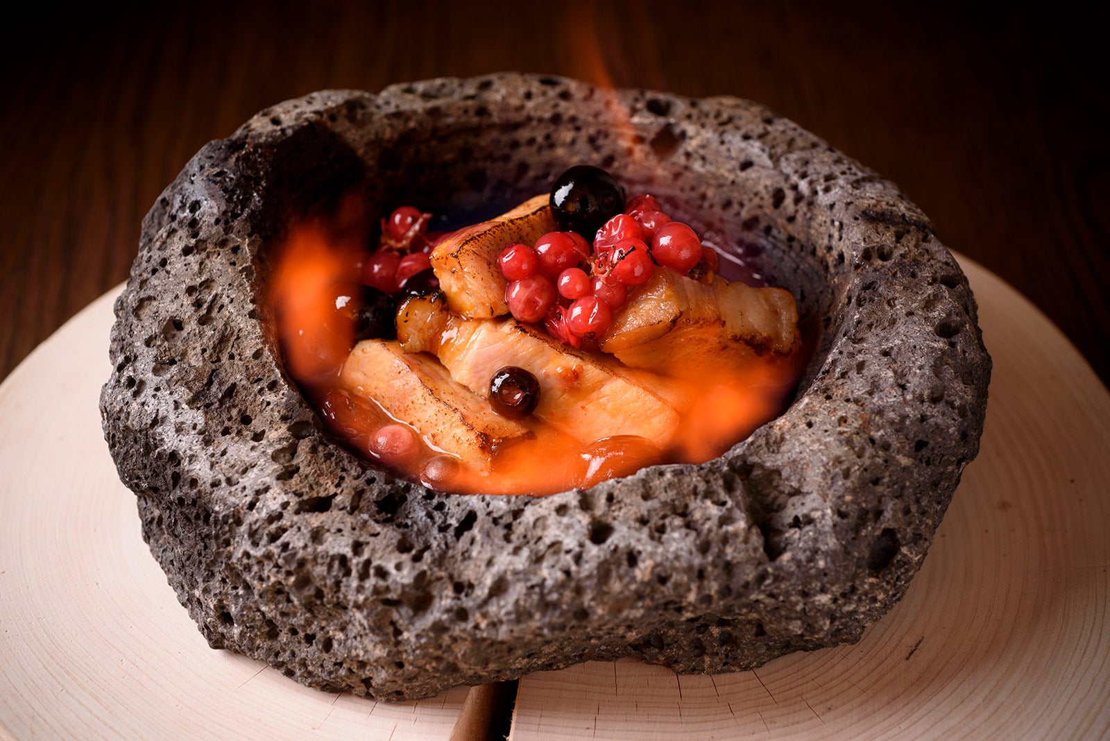 料理名「熔岩」／画像提供：カトープレジャーグループ