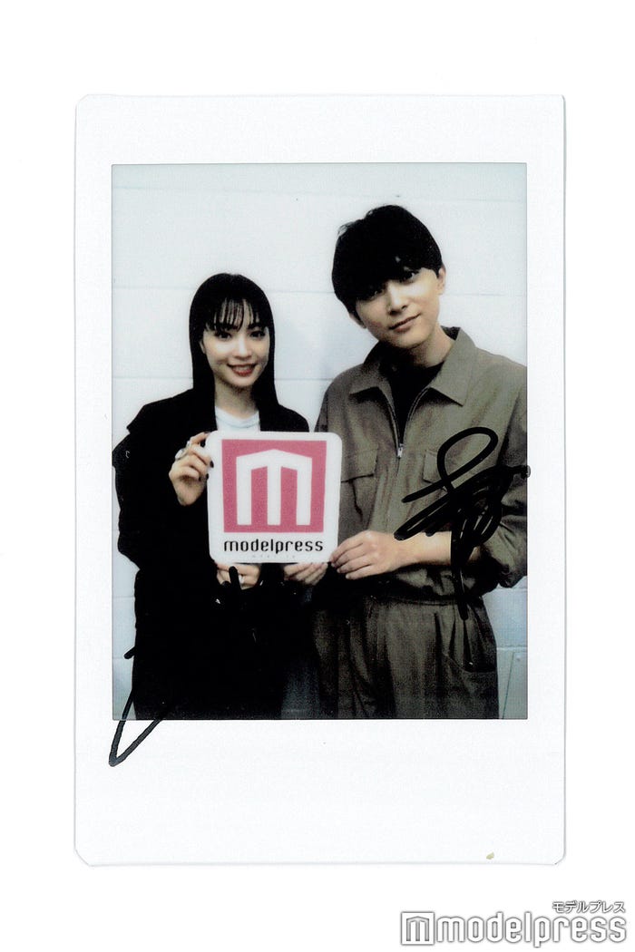 広瀬すず&吉沢亮、サイン入りチェキプレゼント (C)モデルプレス