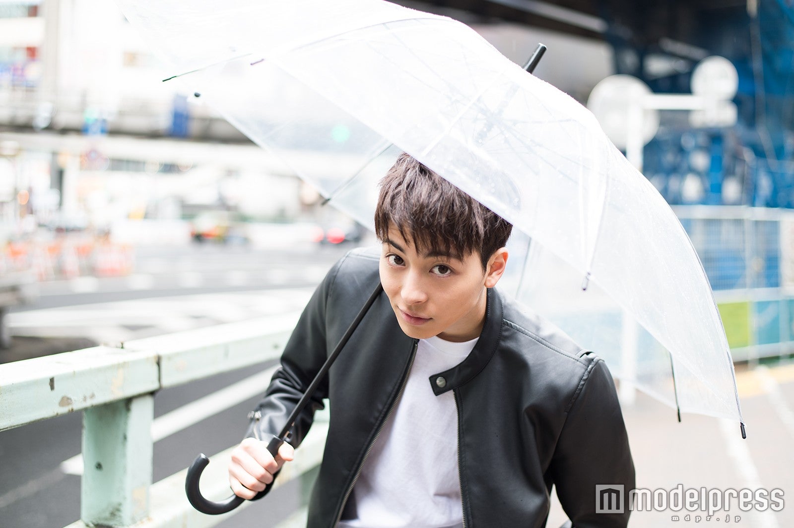 小雨が振る中…（C）モデルプレス