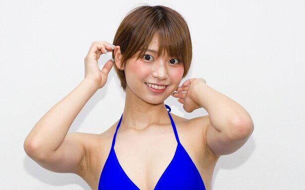 ショート美女・小坂田純奈、“ちょっとぶかぶか”な黒水着でまぶしい笑顔披露「黒も似合うね！」「可愛いです」 - モデルプレス