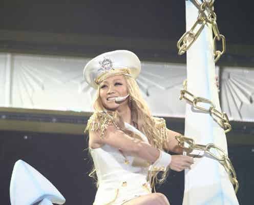 倖田來未、半年間の“旅立ち”開幕 SEXYマリンルックで原点回帰