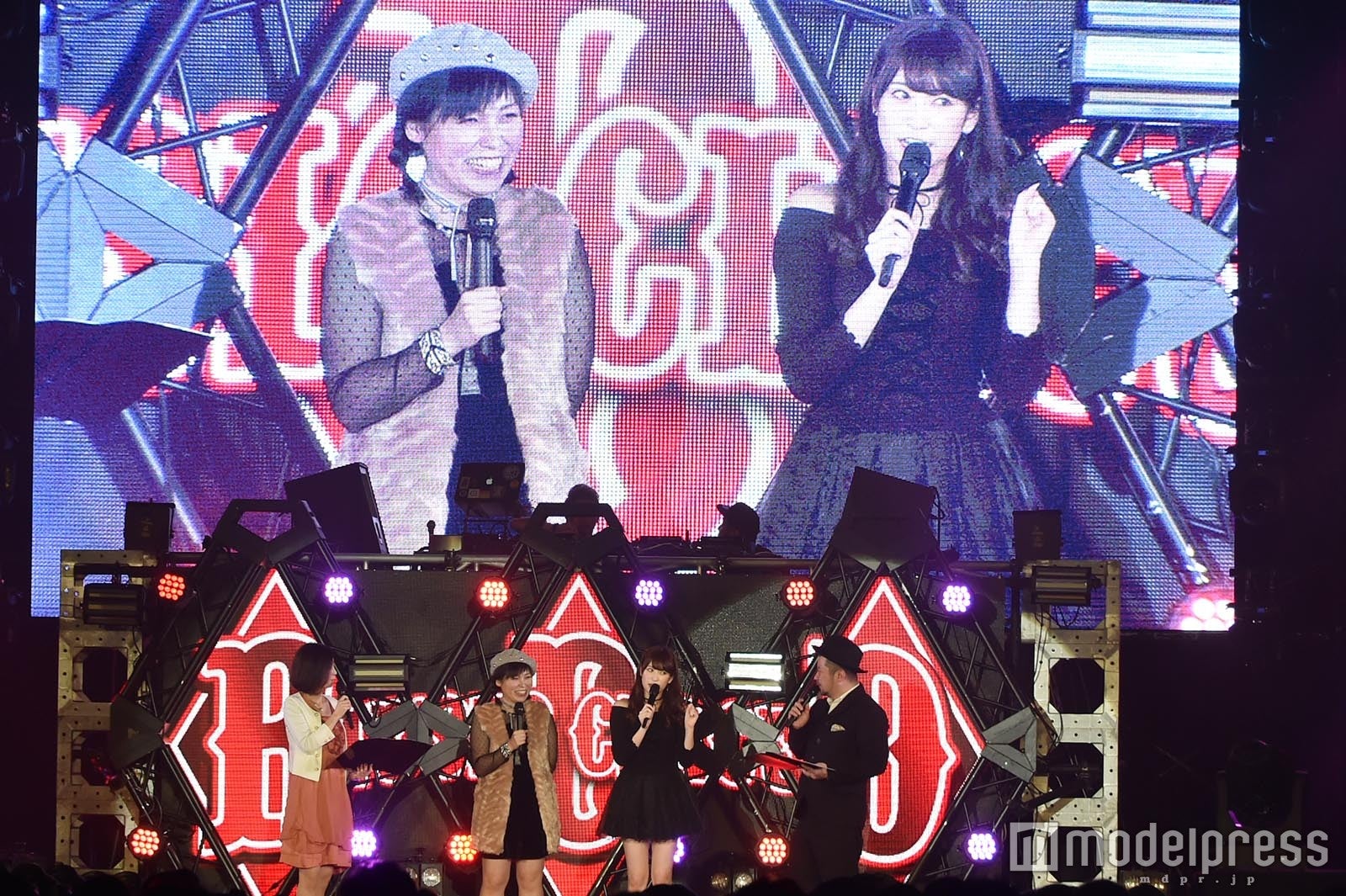 吉田朱里／ステージの様子（C）モデルプレス