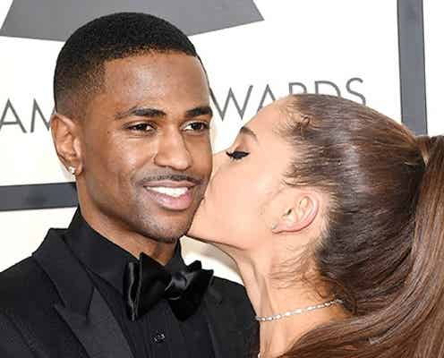 アリアナ・グランデ、彼氏にキス グラミー賞レッドカーペットに2人で登場