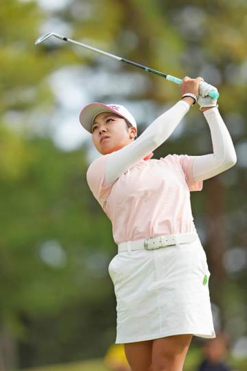 女子ゴルフ ツアー2年目の大久保柚希が「チャーハン」パットで上位に