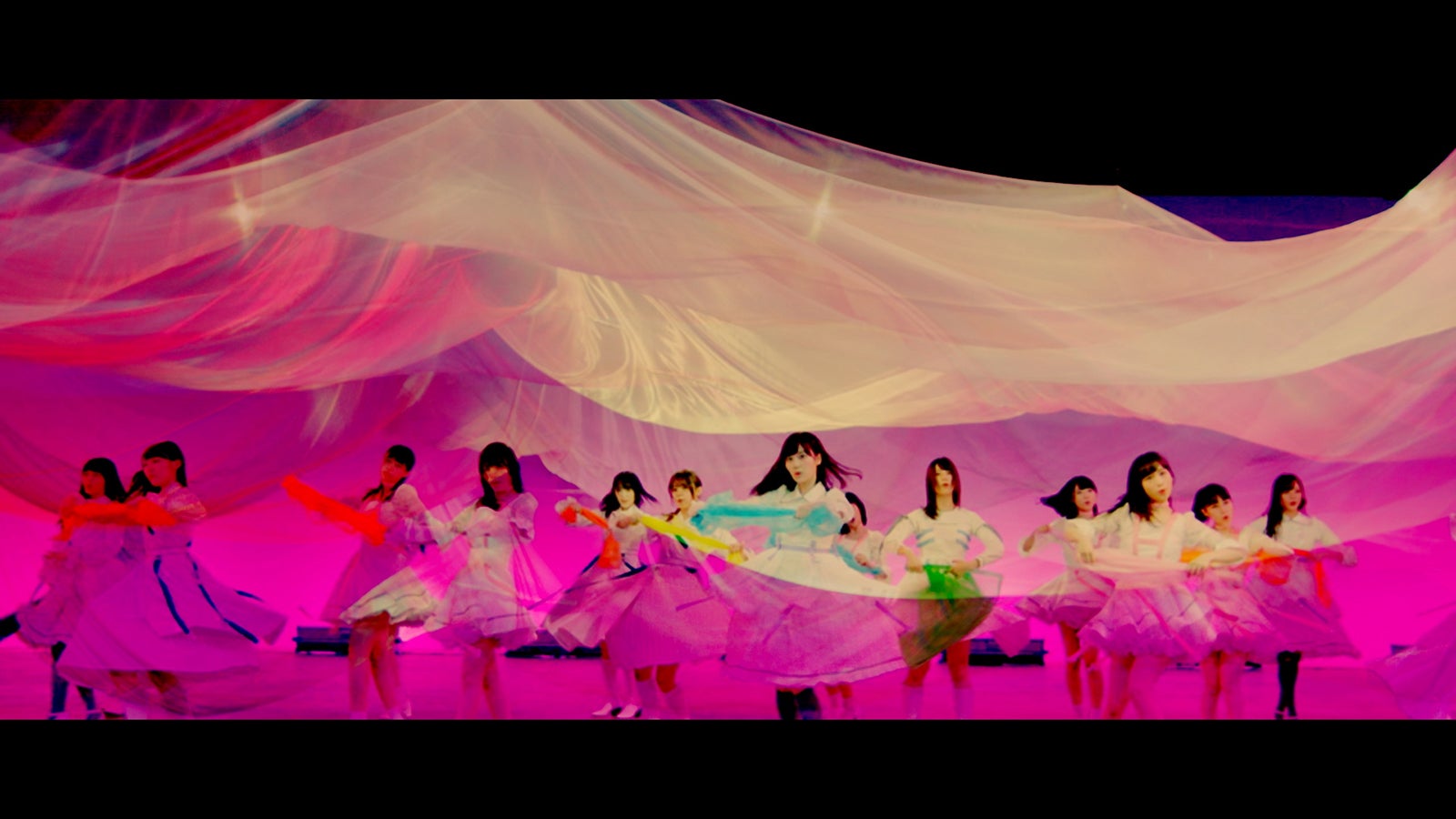 坂道AKB「初恋ドア」MVより（C）AKS／キングレコード