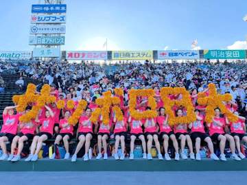 夏の甲子園 札幌日大の応援に超名門校チア部90人 ド派手ピンク色Tシャツで声援 野球部と見事な掛け合い