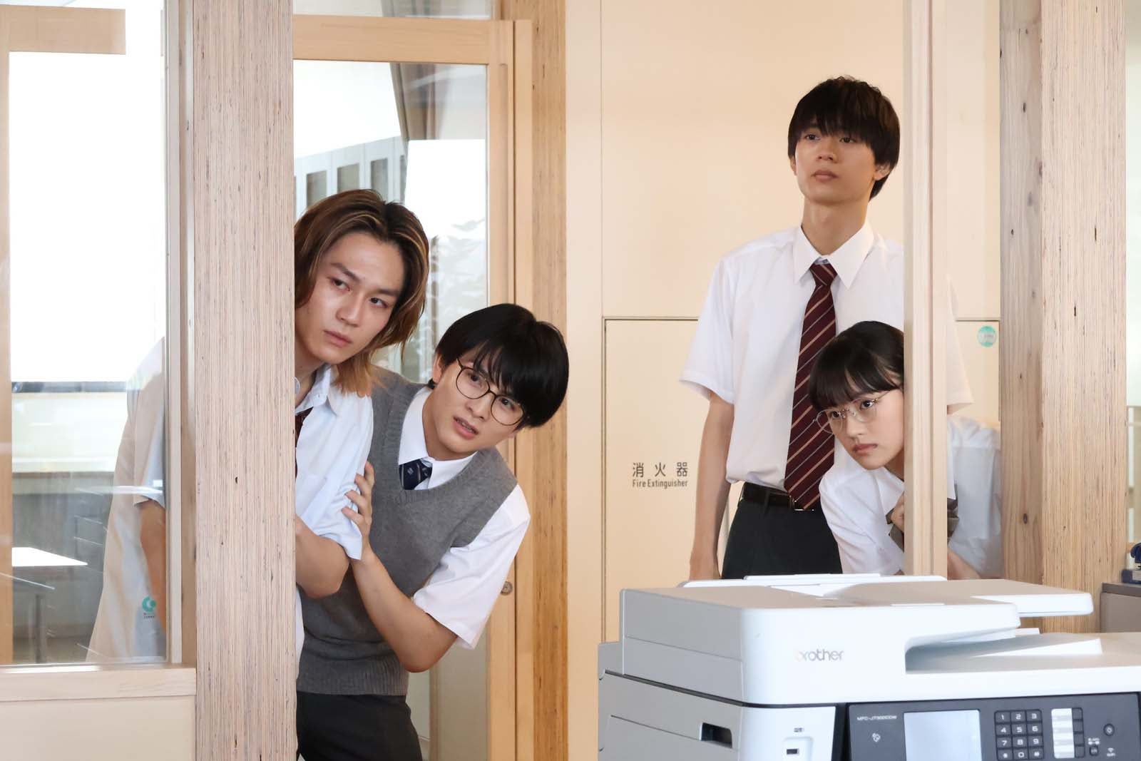 （左から）松田元太、柏木悠、水沢林太郎、上坂樹里「ビリオン×スクール」第4話より（C）フジテレビ