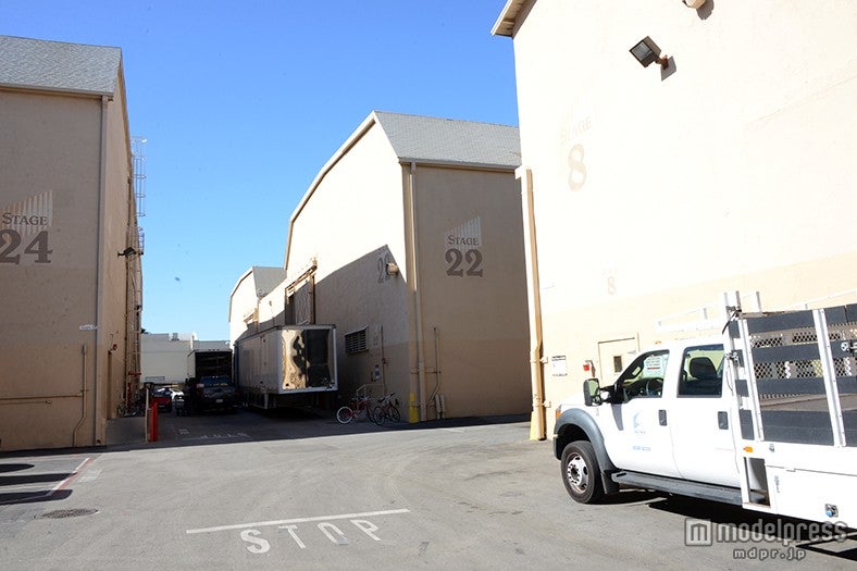 いくつものスタジオが立ち並ぶ