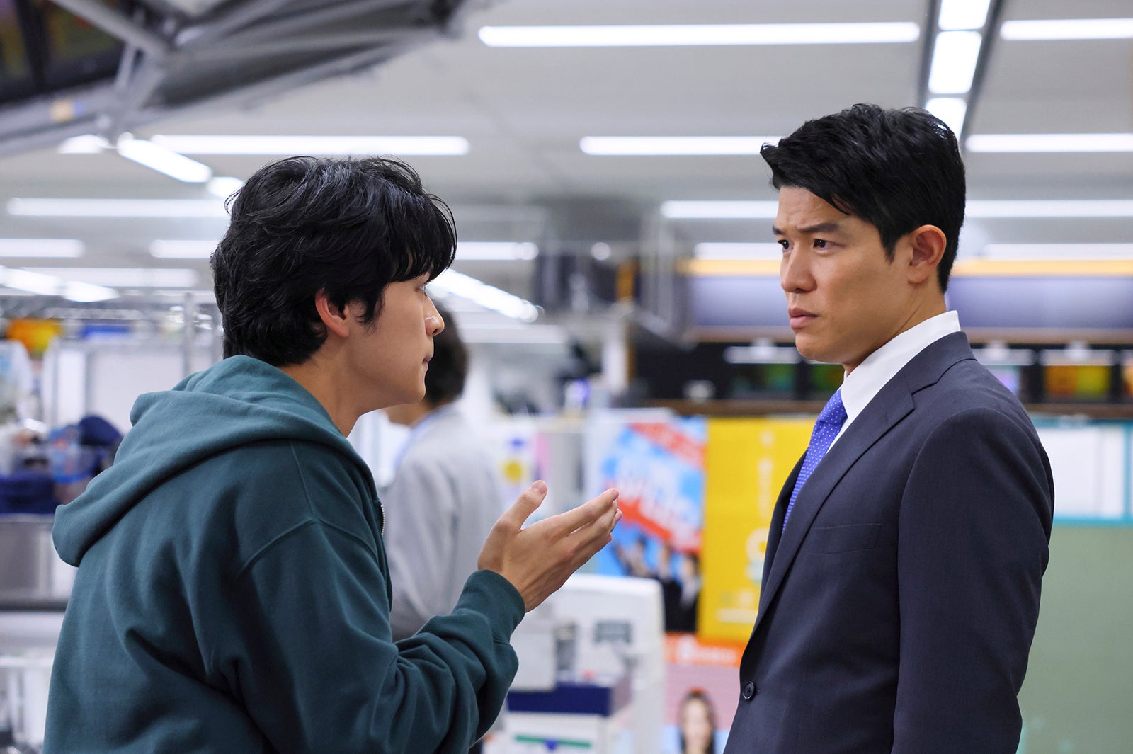 眞栄田郷敦、鈴木亮平／「エルピス―希望、あるいは災い―」第1話より（C）カンテレ
