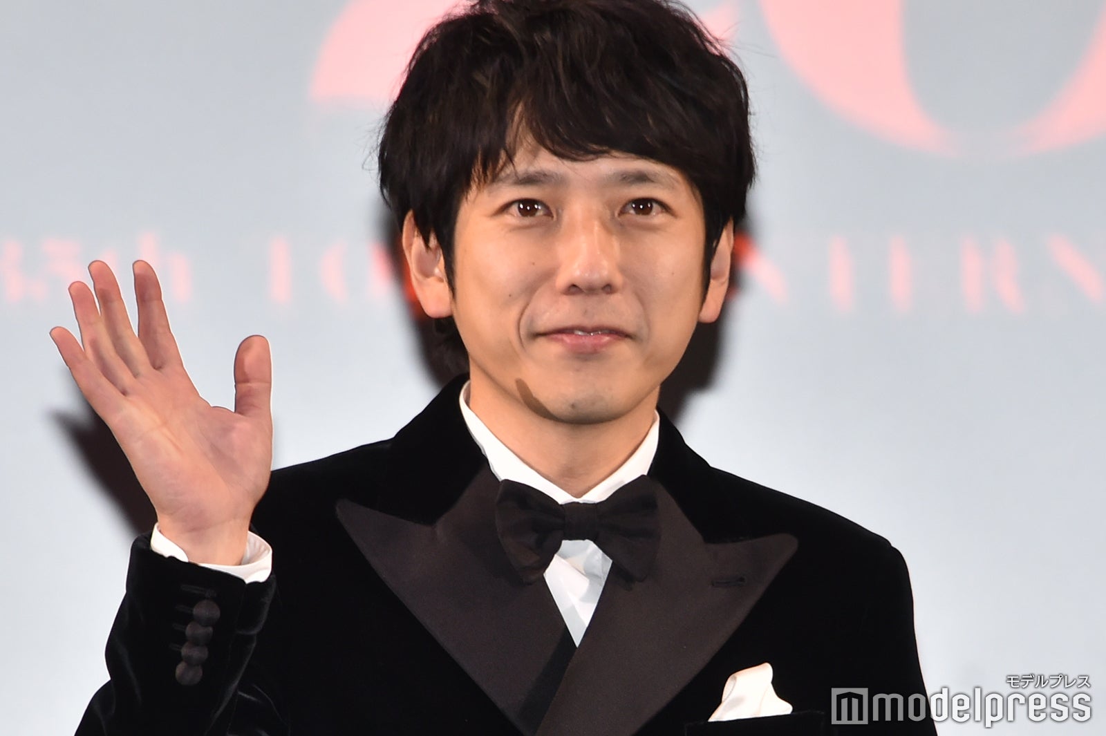 笑顔で手を振る二宮和也（C）モデルプレス