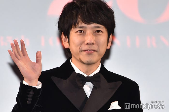 笑顔で手を振る二宮和也(C)モデルプレス