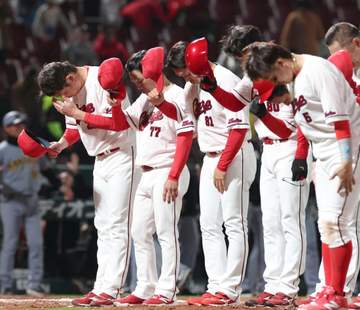 広島・新井監督が苦言「状況を考えてやってほしいところ」 九回守備固めシフトもミスから3点差追いつかれ逆転負け4連敗