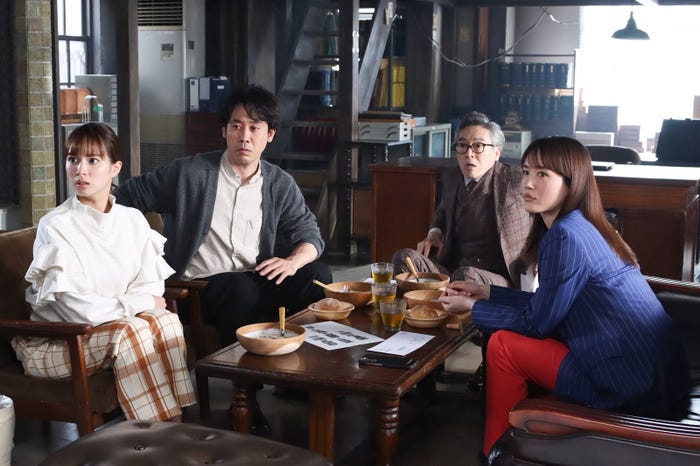関水渚、大泉洋、浅野和之、綾瀬はるか/「元彼の遺言状」第7話より(C)フジテレビ