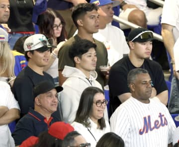 侍ジャパン・坂本 誠也から助言＆牧バットで練習 ドミニカVSベネズエラ視察 連覇へ準備万端