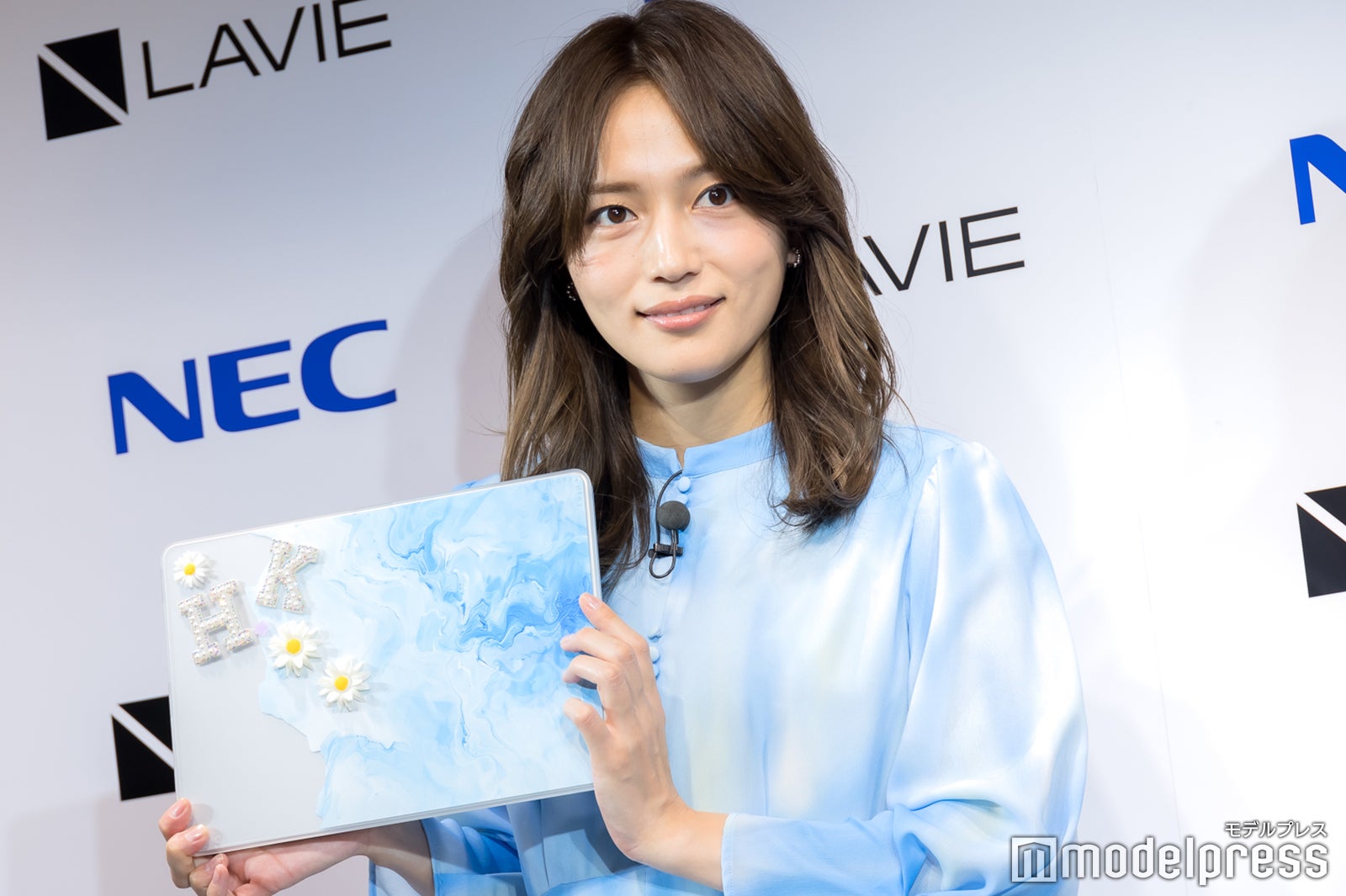 デコレーションしたPCケースを披露した川口春奈（C）モデルプレス