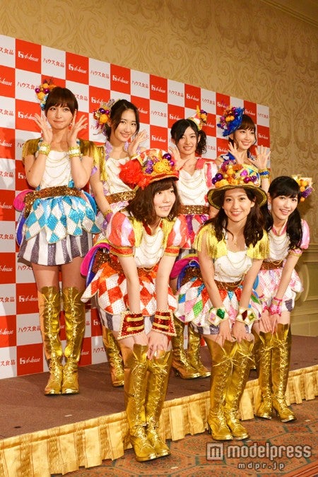 （前列左より）島崎遥香、大島優子、渡辺麻友（後列左より）篠田麻里子、柏木由紀、武藤十夢、小嶋陽菜