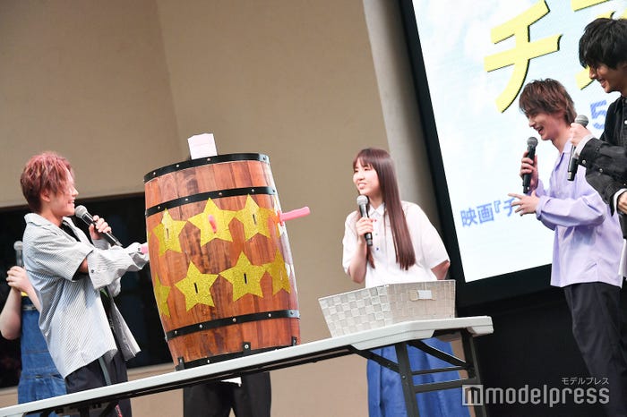 横浜流星(右)から無茶振りされる岩谷翔吾 (C)モデルプレス