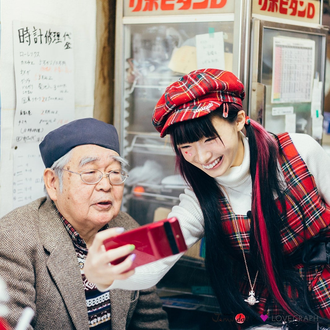 おじいちゃんに前世を占ってもらう（写真提供：MBS）