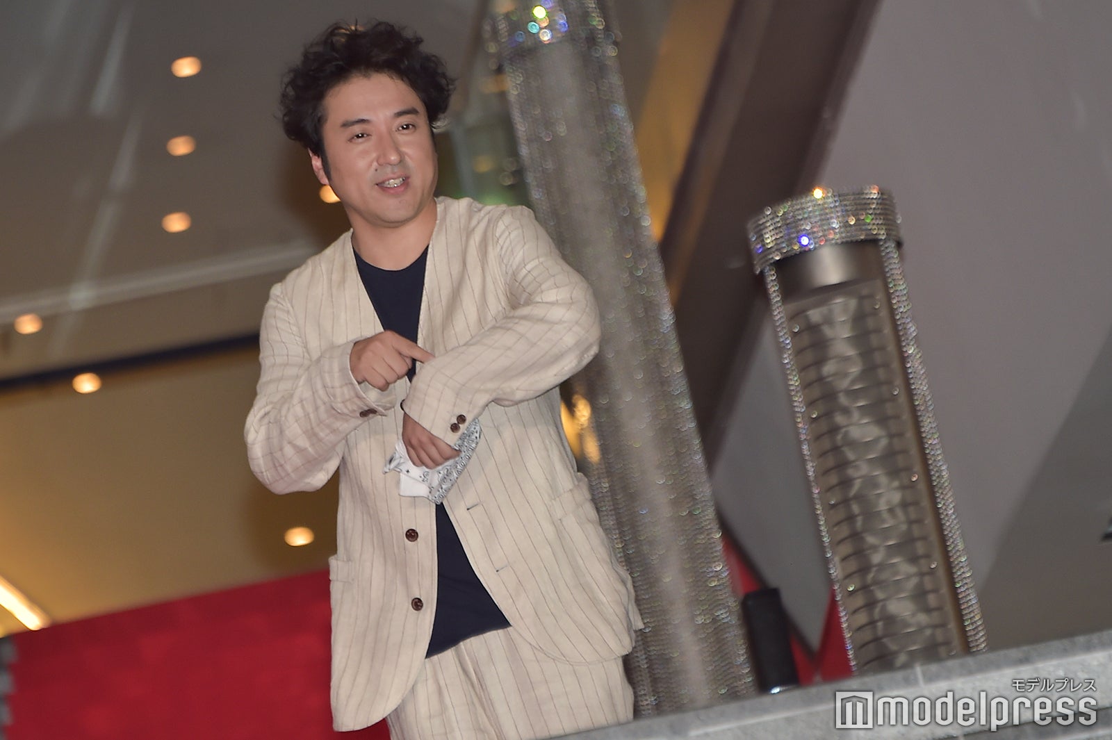 急かされてこの仕草 （C）モデルプレス