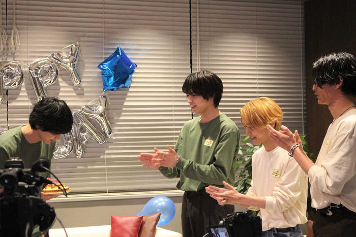 誕生日の鈴木仁とバースデーソングを歌う兵頭功海、松岡広大、渡邊圭祐(提供写真)