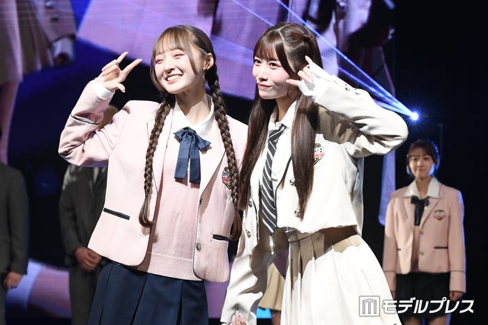 のんふぃく！海まりん＆こるね、美脚際立つミニスカ制服姿でペアランウェイ【学生ランウェイ】